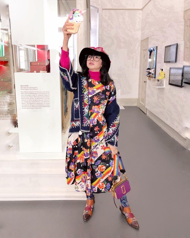 Gaya Diana yang quirky dan playful telah memikat pihak museum hingga memutuskan untuk menjadikannya patung lilin sebagai perwakilan dari sosok fashionista di Asia. Foto: Instagram @dianarikasari