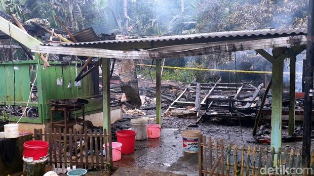 Satu keluarga tewas terpanggang di Kampung Sukasirna, Sukabumi, Jawa Barat. Polisi memastikan motif bunuh diri menjadi penyebab di balik tragedi tersebut.