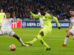Ancaman Barcelona juga datang dari Ousmane Dembele. Tapi tendangan Dembele diblok kiper Lyon, Anthony Lopes. Foto: Jean-Paul Pelissier/REUTERS