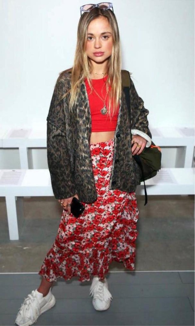 Lady Amelia Windsor bermain dengan corak ketika ia memadukan floral print bersama jaket leopard. Foto: Instagram @amelwindsor