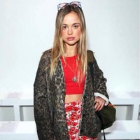 Lady Amelia Windsor bermain dengan corak ketika ia memadukan floral print bersama jaket leopard. Foto: Instagram @amelwindsor