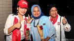 Aksi Emak-emak Pertiwi Bagikan Bunga Ajak Pemilu Damai
