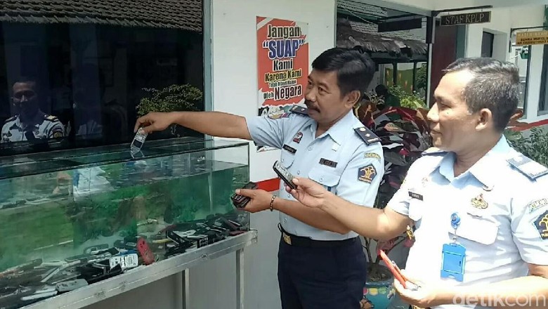 HP Hasil Razia Napi Lapas Banyuwangi Ditenggelamkan di Aquarium HP Hasil Razia Napi Lapas Banyuwangi Ditenggelamkan di Aquarium