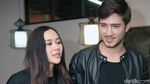 Gaya Kompak Aura Kasih dan Suami Bulenya