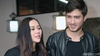 Aura Kasih dan Eryck Amaral saat ditemui di kawasan Cipayung, Jakarta Timur pada Rabu (20/2). Pool/Noel/detikFoto.