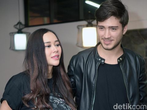 Aura Kasih dan suami bulenya saat ditemui di kawasan Cipayung.