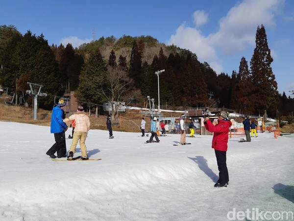 Di sepanjang trek, ada saja wisatawan yang jatuh karena belajar ski atau snowboard. Rupanya ini hal yang sangat wajar. (Bonauli/detikTravel) Di sepanjang trek, ada saja wisatawan yang jatuh karena belajar ski atau snowboard. Rupanya ini hal yang sangat wajar. (Bonauli/detikTravel)