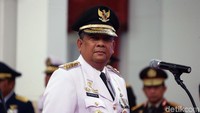 Prosesi pelantikan dimulai sejak pukul 09.30 WIB yang diawali dengan menyanyikan lagu kebangsaan Indonesia Raya.