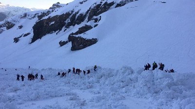 Puluhan Orang Terjebak Akibat Longsor Salju di Swiss