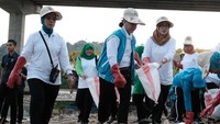 Iriana Jokowi memimpin aksi bersih-bersih pantai di kawasan Hative Kecil, Kota Ambon, Rabu (20/2/2019). Antara Foto/Atika Fauziyyah