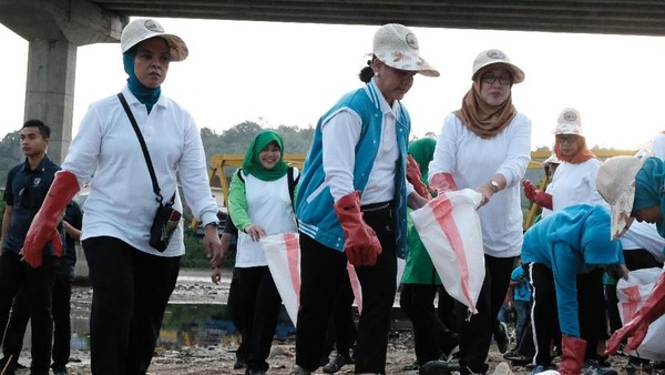 Gaya Ibu Iriana Jokowi Saat Bersih-bersih Pantai Ambon