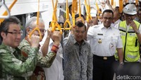Dalam kegiatan ini, JK tampak ditemani Gubernur DKI Anies Baswedan dan Menhub Budi Karya Sumadi dan perwakilan dari Kedutaan Besar Jepang.