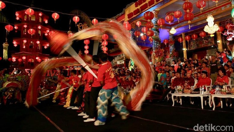Festival Imlek Banyuwangi, Barongsai Tampil dengan Barong Using Festival Imlek Banyuwangi, Barongsai Tampil dengan Barong Using