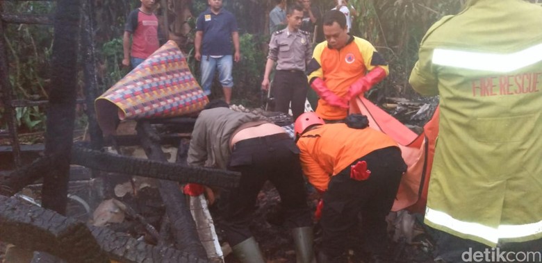 Tragis, Kematian Sekeluarga di Sukabumi Dipicu Aksi Bakar Diri Ayah Tragis, Kematian Sekeluarga di Sukabumi Dipicu Aksi Bakar Diri Ayah
