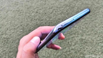 Bagian atas ada slot kartu SIM dan MicroSD. Foto: fyk
