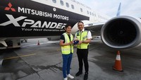 Direktur Utama Garuda Indonesia Ari Askhara menyambut langsung Presiden Direktur PT. MMKSI, Naoya Nakamura. Foto: dok. MMKSI