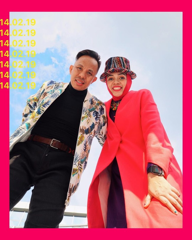 Sang ibu, Lenggogeni Faruk memiliki gaya yang khas. Ia memakai turban seperti gayanya sehari-hari dengan warna yang mencolok sesuai tema. Foto: Instagram/GenHalilintar