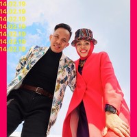 Sang ibu, Lenggogeni Faruk memiliki gaya yang khas. Ia memakai turban seperti gayanya sehari-hari dengan warna yang mencolok sesuai tema. Foto: Instagram/GenHalilintar