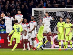 Tampil agresif sejak awal, Barcelona dapat sejumlah peluang untuk mencetak gol. Salah satunya lewat tendangan bebas Lionel Messi di depan kotak penalti Lyon pada menit ketiga. Namun tendangannya melambung. Foto: Emmanuel Foudrot/Reuters