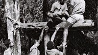 Mereka dilatih 2 minggu yang meliputi panjat tali, berkemah saat malam dan menguasai penggunaan peralatan gunung (Paul Latham/Sightsavers/BBC)