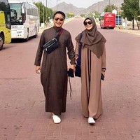 Saat berjalan-jalan, Fenita tidak terlihat memakai cadar. Ia kembali memilih warna netral yaitu cokelat muda yang serasi dengan suaminya Arie Untung. Foto: Instagram/FenitaArie