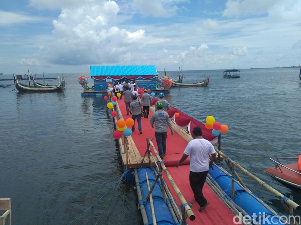 Perpustakaan terapung ada di Desa Gelung, Kecamatan Panarukan, Situbondon. Ada sedikitnya 1.180 buku dan bangunannya 30 meter dari bibir pantai, dihubungkan jembatan (Ghazali Dasuqi/detikTravel) Perpustakaan terapung ada di Desa Gelung, Kecamatan Panarukan, Situbondon. Ada sedikitnya 1.180 buku dan bangunannya 30 meter dari bibir pantai, dihubungkan jembatan (Ghazali Dasuqi/detikTravel)