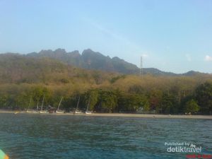 Foto: Pantai Pasir Putih Situbondo dan Sandiaga Uno
