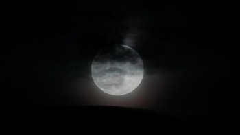 Bbedanya posisi Bulan ke Bumi akan berada di posisi yang lebih dekat dari biasanya. Foto: Ian Forsyth/Getty Images