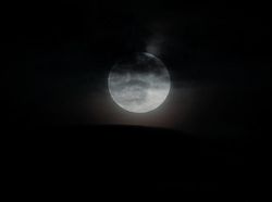 Keindahan Super Snow Moon di Langit Malam