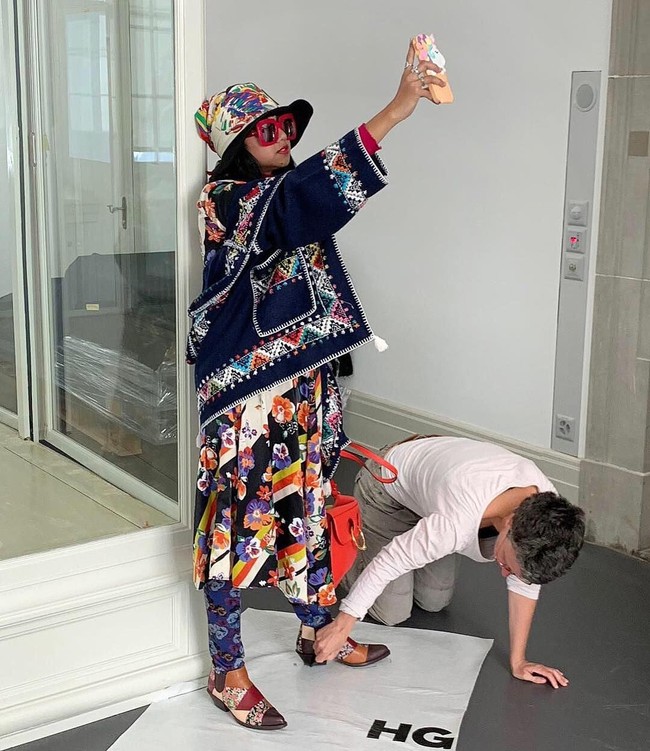 Menjadi orang Indonesia pertama yang dibuatkan patung lilin di sana, Diana mengaku sangat terharu dan bangga. Tapi yang lebih penting, aku superrr bangga bisa bawa harum nama Indonesia, pungkasnya. Foto: Instagram @dianarikasari