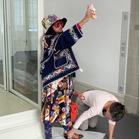 Menjadi orang Indonesia pertama yang dibuatkan patung lilin di sana, Diana mengaku sangat terharu dan bangga. Tapi yang lebih penting, aku superrr bangga bisa bawa harum nama Indonesia, pungkasnya. Foto: Instagram @dianarikasari