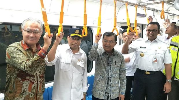 Momen Jusuf Kalla Jajal Kursi Masinis MRT Jakarta 