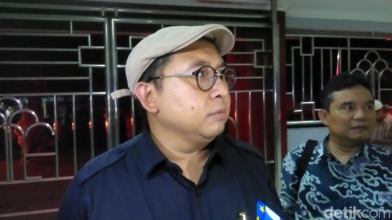 Kunker ke Rutan Medaeng, Fadli Zon Sekaligus Jenguk Ahmad Dhani Kunker ke Rutan Medaeng, Fadli Zon Sekaligus Jenguk Ahmad Dhani
