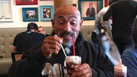 Ada dua burger plus segelas milkshake cokelat di hadapan Ly. Kira-kira ia sanggup menghabiskannya semua nggak ya? Foto: Instagram master_roshi_real_life