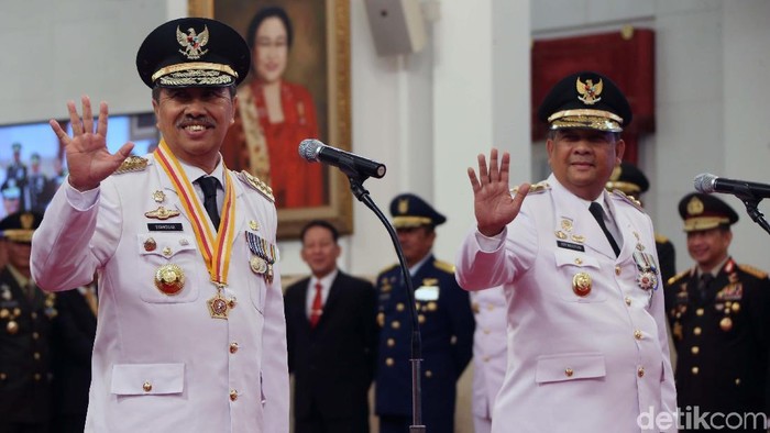 Presiden Joko Widodo resmi melantik Gubernur Riau terpilih Syamsuar dan Wakil Gubernur Riau Edy Natar Nasution. Mereka disumpah secara Islam.