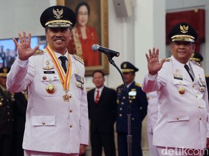 Gubernur Riau Kaget Punya 5 Mobil Dinas, dari Alphard-Royal Saloon