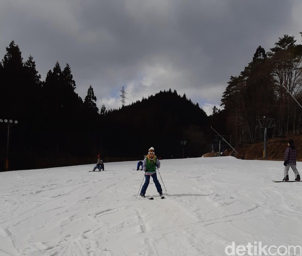 Setelah peregangan, wisatawan biasanya akan diajak untuk latihan seluncur dan cara mengerem. Ini mungkin terlihat cukup mudah tapi sulit dalam pelaksanaan. (Bonauli/detikTravel) Setelah peregangan, wisatawan biasanya akan diajak untuk latihan seluncur dan cara mengerem. Ini mungkin terlihat cukup mudah tapi sulit dalam pelaksanaan. (Bonauli/detikTravel)