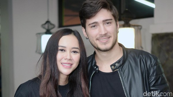 Gaya Kompak Aura Kasih dan Suami Bulenya