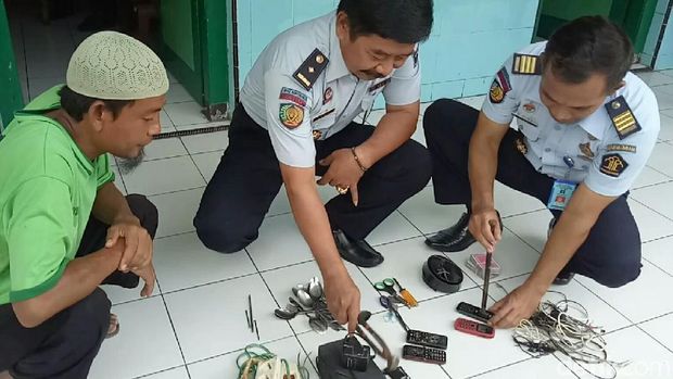 Unik, HP Hasil Razia Warga Binaan Lapas Banyuwangi Ditenggelamkan