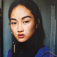 Nama Jingwen jadi ikut terseret dan jadi sensasi karena kritikan pedas netizen China tentang produk kosmetik baru Zara itu. Model 25 tahun itu memang punya freckles asli yang cukup banyak menghiasi wajahnya.  Foto: Instagram (@jingwenll)