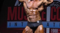 Ini pose kekar Ly yang pernah menjadi juara 5 binaragawan nasional Amerika Serikat tahun 2015. Foto: Instagram master_roshi_real_life