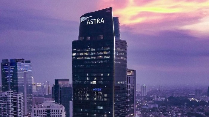 Deretan gedung pencakar langit menghiasi wajah Jakarta. Hari ini, salah satu gedung tertinggi diresmikan, yaitu Menara Astra.