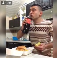 Kocak! Sebelum Makan Apel Pria yang Ladi Diet Ini Hirup Aroma Gurih Burger 