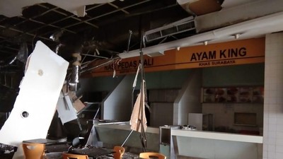Potret Food Court Porak Poranda karena Ledakan di Mal Taman Anggrek