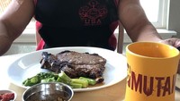 Ly bilang kalau ini adalah menu sarapannya. Waduh, sarapan berat dengan makan daging panggang jumbo nih! Foto: Instagram master_roshi_real_life