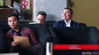 Mulfachri menunggu untuk menjalani pemeriksaan di ruang tunggu KPK.