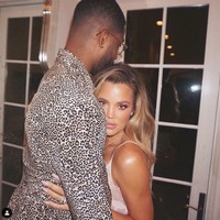Hanya beberapa hari sebelum Khloe Kardashian melahirkan bayi perempuannya, sang kekasih, Tristan Thompson dikabarkan berselingkuh. Awalnya Khloe menutup rapat skandal perselingkuhan tersebut, namun beberapa bulan kemudian ia mengungkapnya di Keeping Up With The Kardashians. Khloe memilih mempertahankan hubungan demi anak mereka, True. Foto: Dok. Instagram/khloekardashian