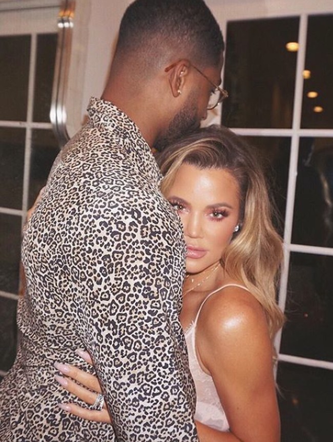 Hanya beberapa hari sebelum Khloe Kardashian melahirkan bayi perempuannya, sang kekasih, Tristan Thompson dikabarkan berselingkuh. Awalnya Khloe menutup rapat skandal perselingkuhan tersebut, namun beberapa bulan kemudian ia mengungkapnya di Keeping Up With The Kardashians. Khloe memilih mempertahankan hubungan demi anak mereka, True. Foto: Dok. Instagram/khloekardashian