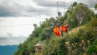 Aksi ekstrem banget nih, bergelantungan di atas tebing! Pulau Muna dan Buton berjuluk negeri 1.000 gua (My Trip My Adventure)