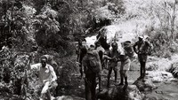 Perjalanan itu jadi headline semua surat kabar di Afrika dan semua pendaki disambut bak pahlawan. 3 Pasang sepatu bot usang mereka ditampilkan di Museum Nasional Uganda (Paul Latham/Sightsavers/BBC)